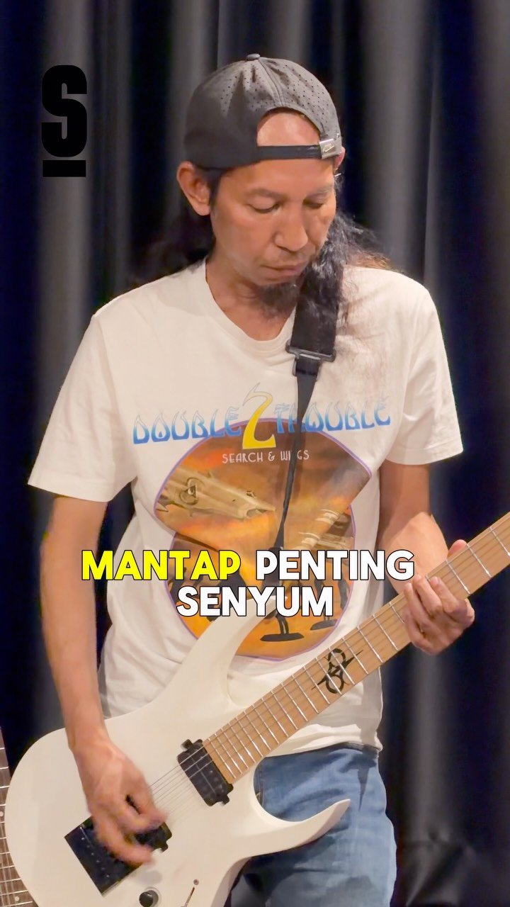 Guitarist performing during a Sarang Seni Studio session